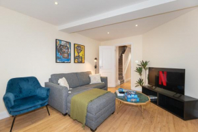 3 Bedroom Apartment with private terrace in Pimlico, Westminster, Victoria